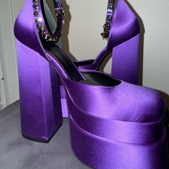 Versace Medusa Aevitas Platform Pump - Picture 7 of 14